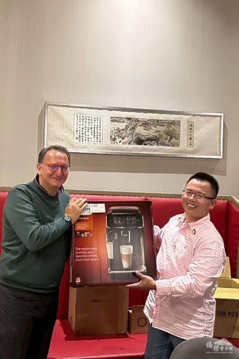 台商會會長林榮堂踴躍登臺高歌並開心抽獎，親手將獎品贈與幸運的同胞，氣氛熱烈溫馨