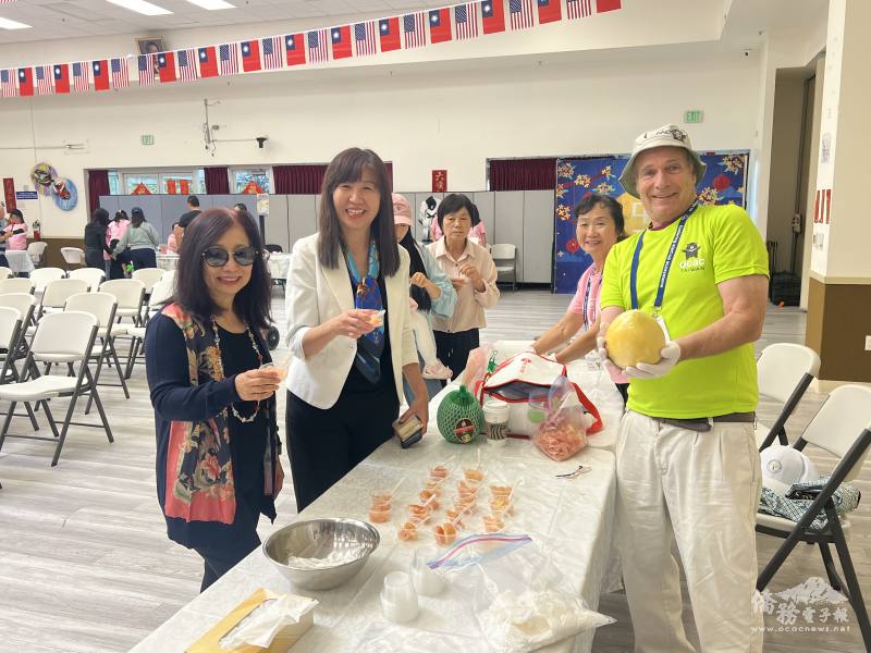 小狀元教育學苑創辦人賴淑娜（左1）陪同金山灣區文教中心主任莊雅淑（左2）到各文化攤位