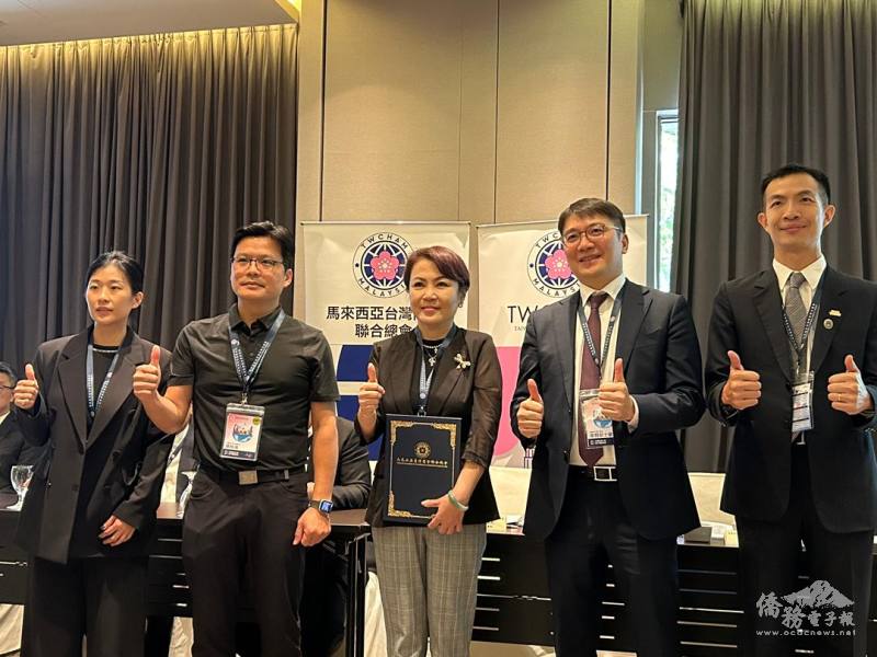 馬來西亞臺灣商會聯合總會第18屆幹部團隊，左起財務長蔡文祺、秘書長蔡棋鴻、總會長蔡欣恬、副總會長拿督彭士豪、楊博鈞