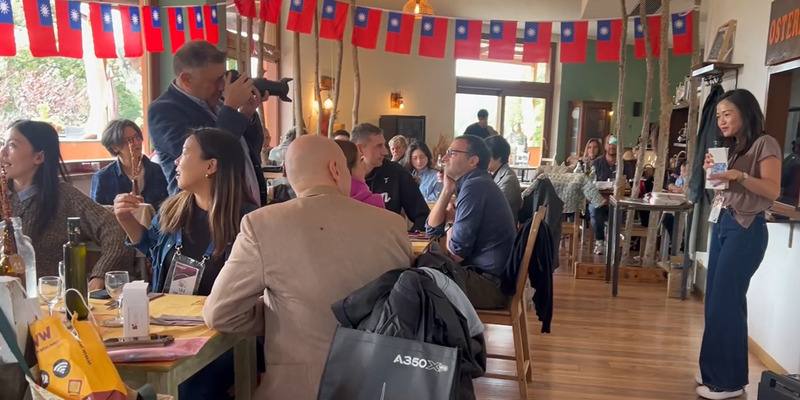 羅馬台僑舉行中秋國慶聯歡會，現場掛滿國旗，近百位台僑與義大利嘉賓參加