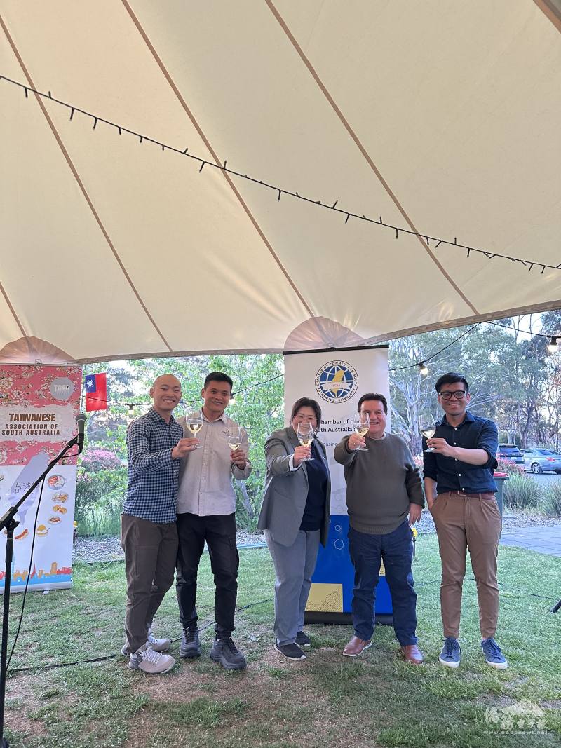 主辦單位邀請與會貴賓共同舉杯慶祝中華民國生日快樂