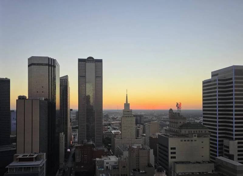 台廠掀美國投資熱潮，國內航空業者積極擴大美國航網，繼長榮航直航達拉斯，中華航空、星宇航空也將陸續啟動直飛鳳凰城的航線，競舞美國天際。圖為達拉斯的市中心俯瞰街景