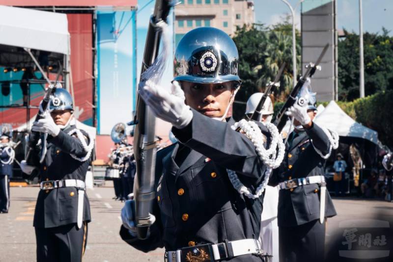 三軍聯合樂儀隊進行精彩的操演