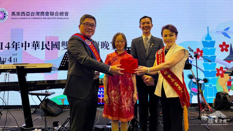 馬來西亞臺商總會滿任總會長林凱民（左1）將印信交接給蔡欣恬（右1），由楊博鈞（右2）監交、葉非比（左2）應邀見證