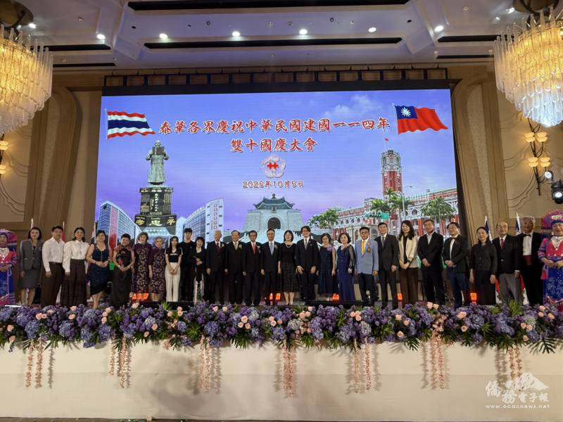 藍大使與貴賓、表演團體及贊助僑領合影