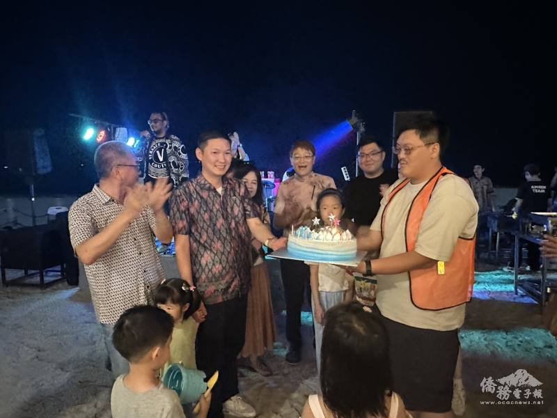 大家一同慶生祝賀這一季壽星生日快樂