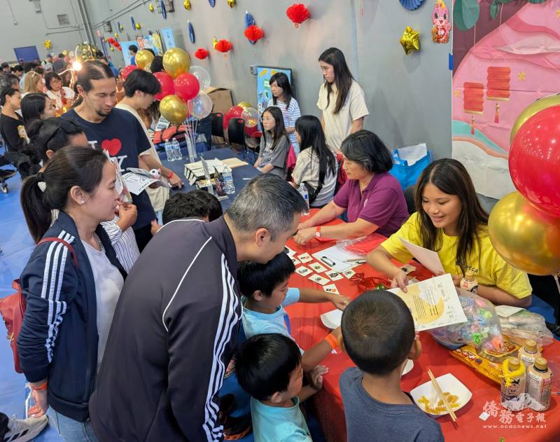 橙縣文化種子教師團隊與FASCA-OC青年文化大使的臺灣文化攤位人潮絡繹不絕