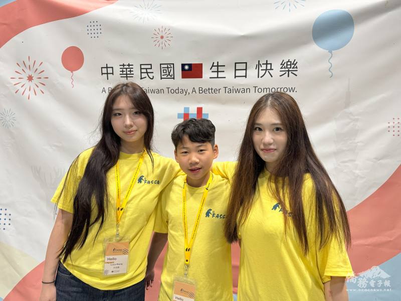 FASCA志工除協助活動事務外，亦登台演出，為國慶典禮增添亮點