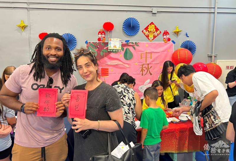 橙縣文化種子教師以譯音為其他族裔來賓取中文名字，並以書法寫在精緻的紅卡紙上，讓其他族裔人士愛不釋手。