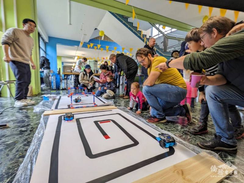 福爾摩沙中文學校的mBot2 機器人班展現程式設計成果