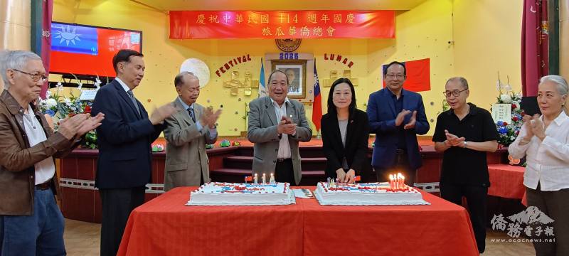 張俊菲與旅瓜地馬拉華僑總會副會長陳國榮共同切國慶蛋糕，象徵「團結與祝福」