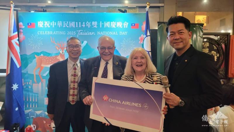 幸運兒抱得華航機票，全場掌聲祝賀