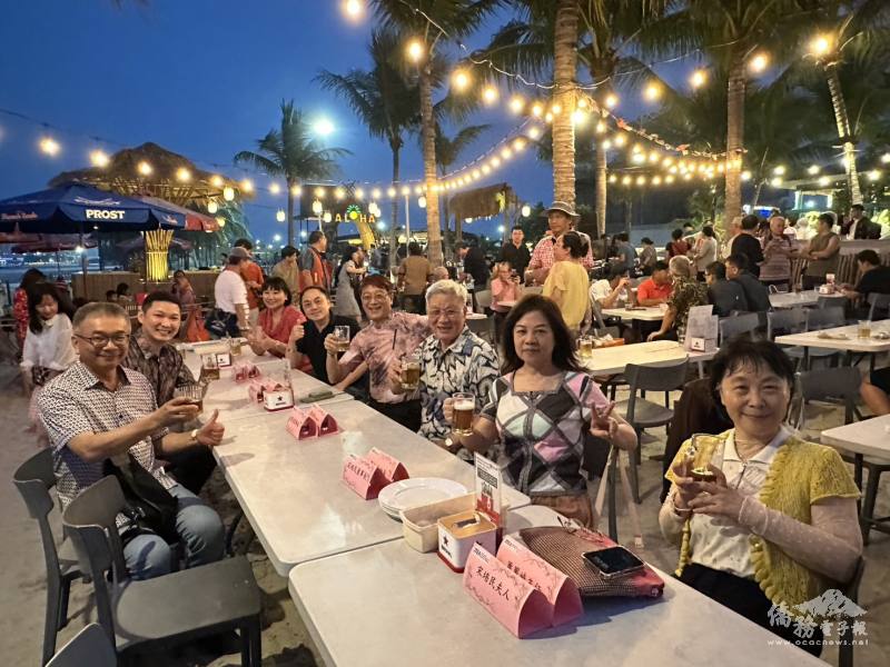 出席貴賓合影（從右至左為雅加達台灣貿易中心主任蕭鳳岐、僑務組組長李叔玲、名譽總會長曾裕華、公使林信任、華航總經理盛重德、團長李曉芬、副理事長曾遠喆及監事長王建忠）