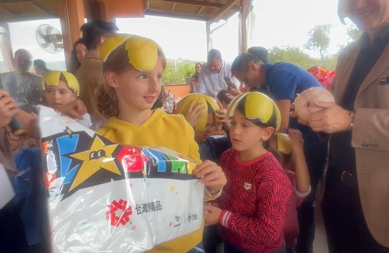 羅馬台灣同鄉會舉辦中秋國慶聯歡會，精心安排剝柚子比賽，許多義大利兒童爭相體驗戴柚子帽，場面可愛逗趣