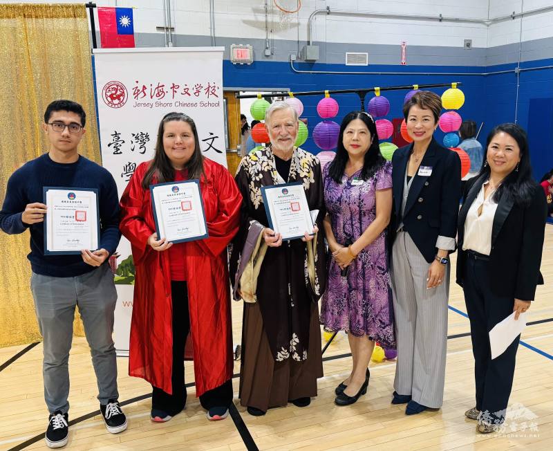 (左起)TCML學生 Jared Garcia、Kathrine Lin、Paul Dawson參加2025年全球華語口說爭霸賽初賽並晉級總決賽，由TCML主任江海寧頒發僑委會獎狀