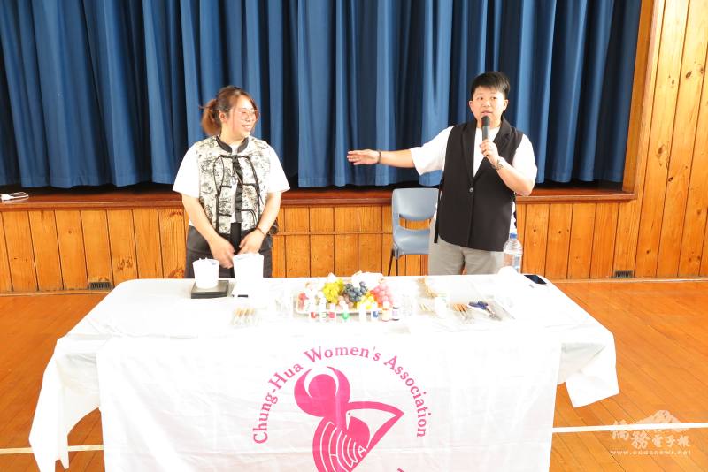 紐西蘭中華婦女會會長劉千瑋（右）特別邀請到手作烘培師傅陳保而（左）示範教學手作葡萄香皂