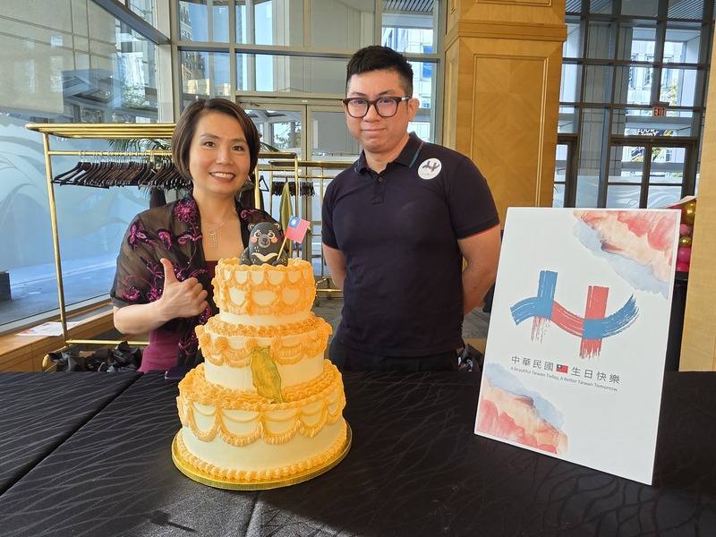 擅長烘培的越南裔加拿大人DJ（右）非常喜歡台灣，親手製作了具有台灣風情的蛋糕祝賀中華民國生日快樂。駐溫哥華辦事處處長劉立欣（左）感謝加拿大不同族裔對台灣的支持