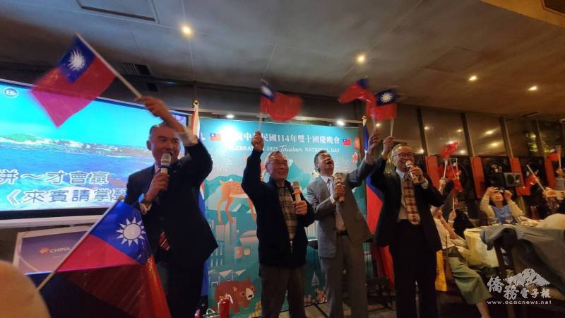 老師劉清池帶領與會者合唱愛拚才會贏