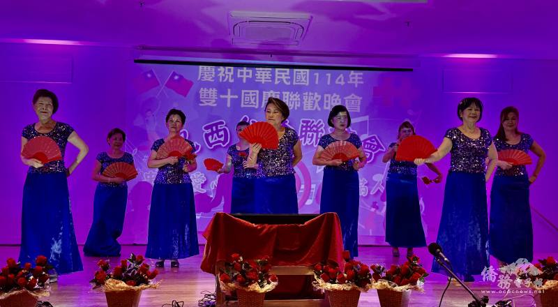 女理監事表演扇子舞