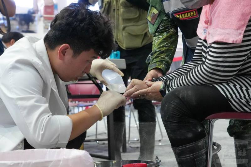 國軍醫護人員於光復商工提供醫療處置