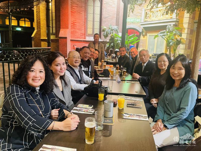 駐荷蘭代表處特任大使田中光夫婦（右排3、2)、僑務委員曾仲殷(左排5）、長榮航空荷蘭分公司總主任方明琦(右排1）等貴賓應邀共同到場賀節助興，與荷蘭臺灣鄉親聯誼會會長吳名洋(左排4)合影
 