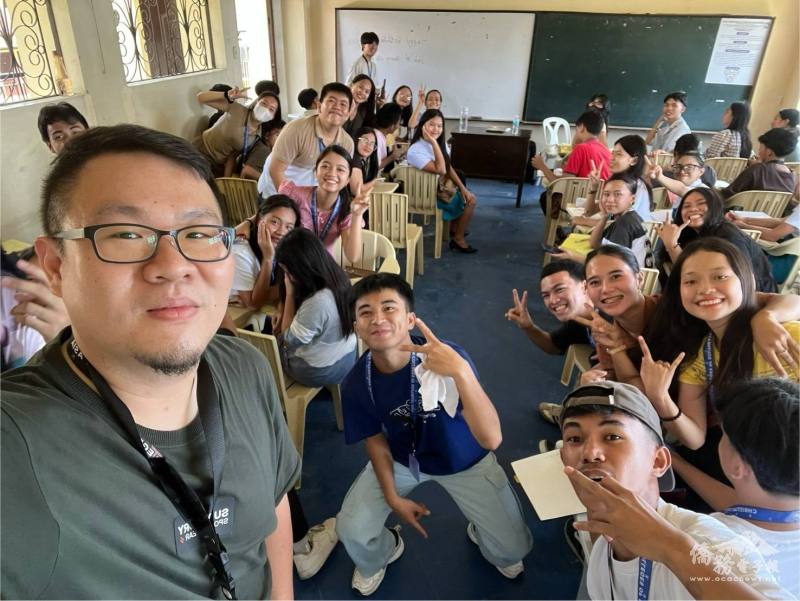 來自臺灣僑光科技大學老師蔡忠庭以互動教學帶領學生練習生活會話。