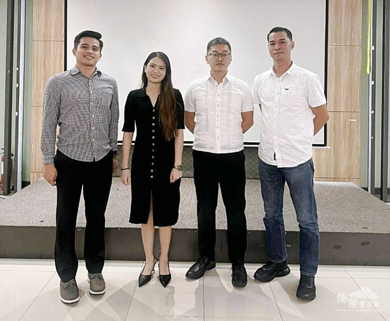 蘇比克灣臺商協會邀請菲律賓警察總署署長辦公室警官PMAJ Raymund Caguioa(左1)、Ivan Theodore P Lopez(右1)向臺商演講分享治安及自我防護要點(右2為會長張哲嘉、左2為隨員警官PMAJ Edrese O Aguirre)