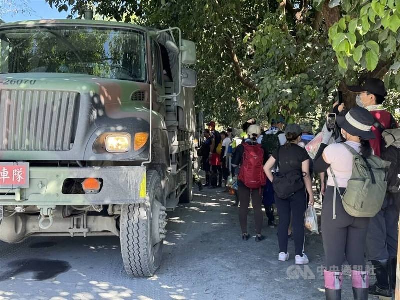 Volunteers to Hualien County's Guangfu Township wait for military personnel to direct them to those in need of help on Sunday. CNA photo Oct. 5, 2025