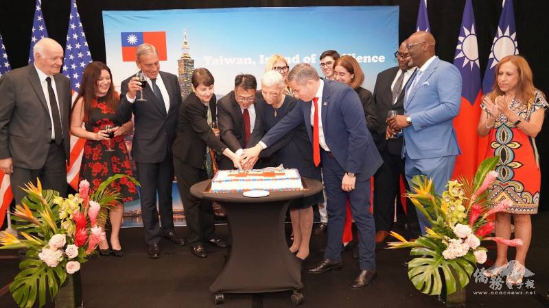 周啟宇與賓客共切國慶蛋糕