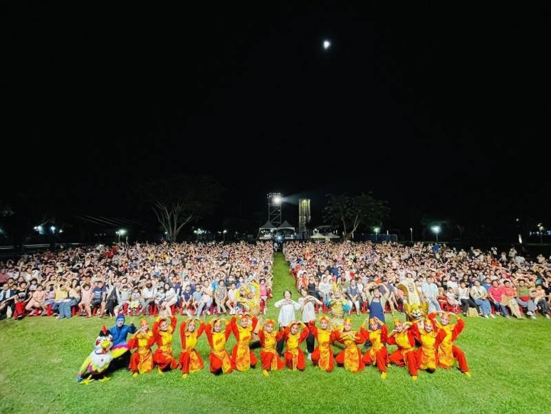 紙風車劇團「順風耳的新香爐」台語版，5日晚間在屏東縣民公園演出，吸引大小朋友齊聚體驗母語戲劇的魅力。（紙風車劇團提供）