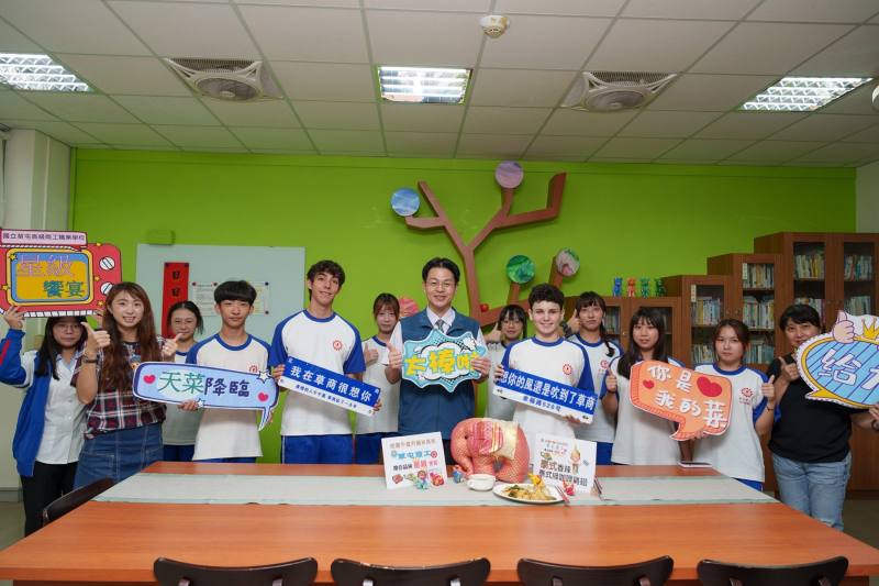 草屯商工張正彥校長帶領學生品味星級饗宴