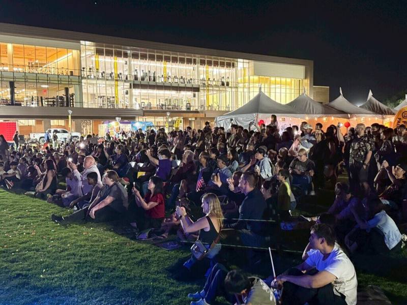 美國亞利桑那州鳳凰城舉行雙十國慶活動，當地居民、僑胞、留學生與台積電員工共7000人參與，在大學校園的草皮上觀賞無人機演出。（駐洛杉磯辦事處提供）