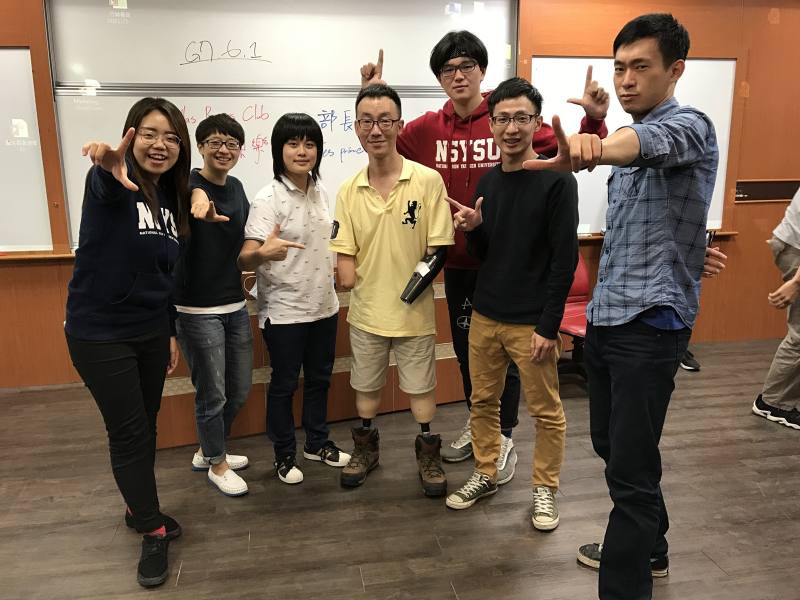 王致遠老師（中）重回校園教書，與學生關係融洽