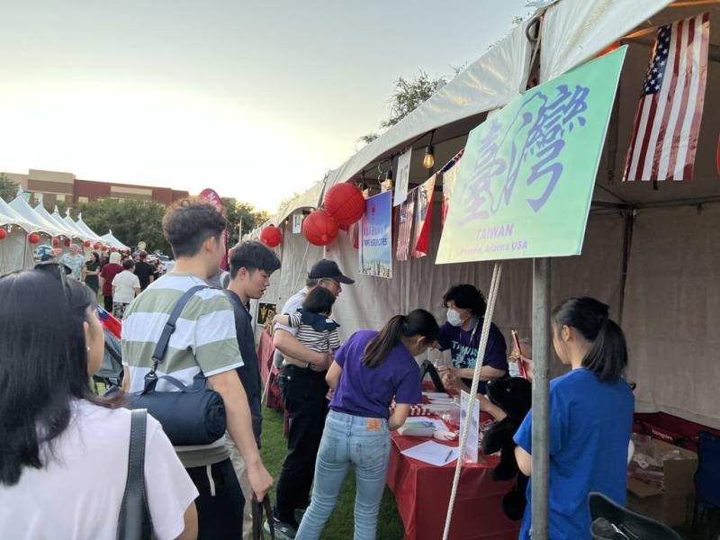 美國亞利桑那州鳳凰城舉行雙十國慶活動，僑胞擺設攤位，向美國不同族裔介紹台灣。（駐洛杉磯辦事處提供）
