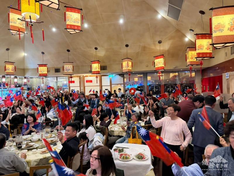 與會者揮舞國旗齊聲合唱愛拚才會贏