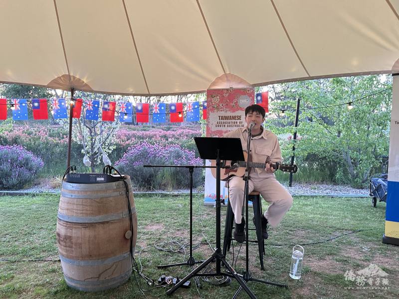 歌手張龍精彩開場演唱