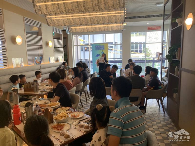 老師蔡儀璇主持華語競賽與有獎徵答活動