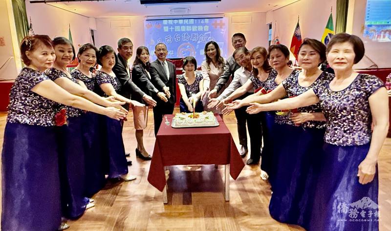 駐聖保羅辦事處處長朱怡靜（右7）、巴西臺僑聯誼會會長曾明月（中）、聖保羅文教中心主任尤正才（左七）、僑務諮詢委員張宏昌（左5）和理監事合切國慶生日蛋糕