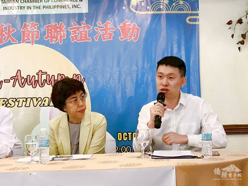 蔡毅銜(右)補充說明役男自臺灣出境申請注意事項