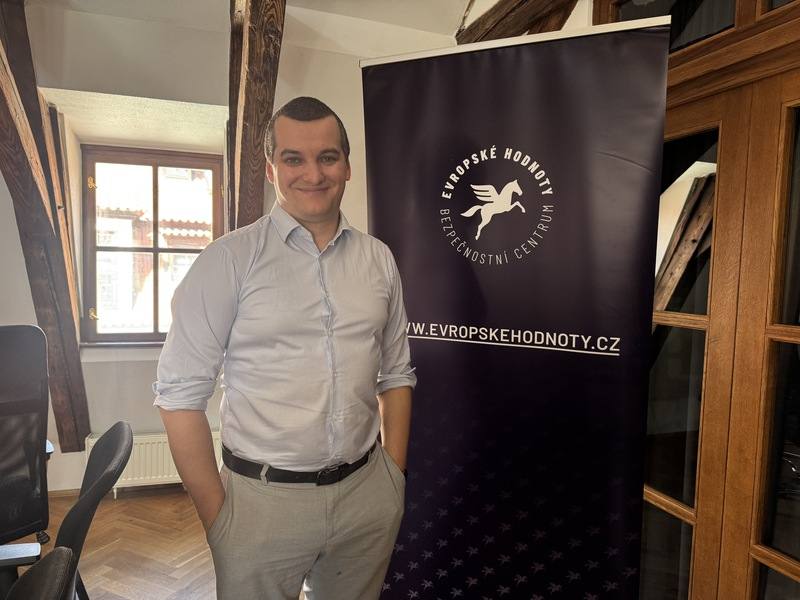 捷克國會大選結果出爐，這場選舉將影響未來4年捷克與台灣的關係走向。歐洲價值安全政策中心執行長楊雅嚳（Jakub Janda）分析，捷克未來在公開言辭上對台灣的支持可能減少，「關鍵在於台捷經貿合作能有多強。只要合作夠強，政治因素也不能損害」