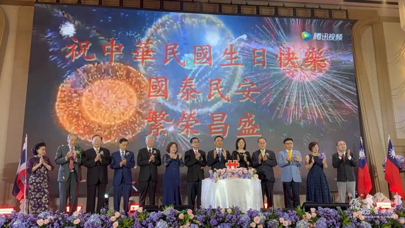 所有貴賓上臺共切蛋糕祝福中華民國生日快樂