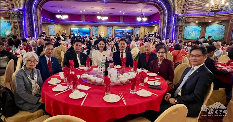 參加民國114年全僑國慶餐會貴賓：左起為紐英崙中華公所主席雷國輝夫婦、 中華航空公司代表、駐波士頓辦事處處長廖朝宏夫婦、僑務諮詢委員蔣宗壬、史美芳夫婦、長榮航空公司代表