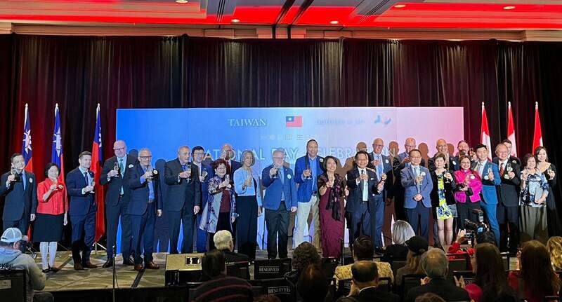 加拿大政商學僑界等近400位貴賓，共同舉杯慶祝中華民國生日快樂