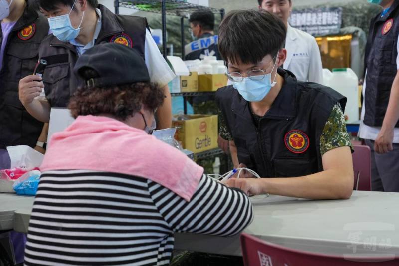 醫護人員實施問診及檢傷分類