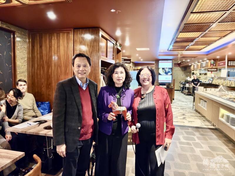台商會長蕭文琴致贈駐瑞典代表處大使谷瑞生夫婦達拉納紅木馬