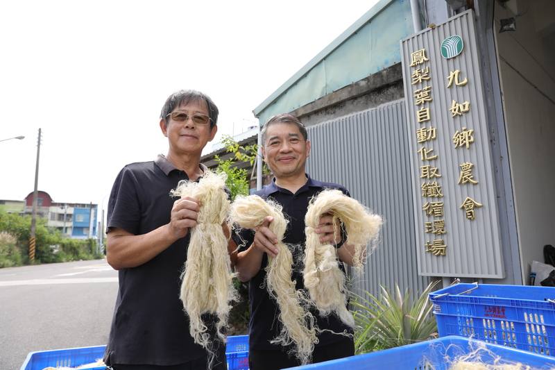 「綠冠有機鳳梨農場」負責人巴錦楙（左）、其友人范永銀接受中央社專訪，介紹「自動化取纖機」研發歷程及機台價值所在