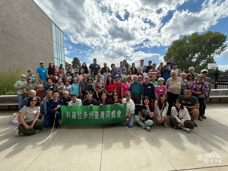 近百名鄉親朋友們歡度中秋