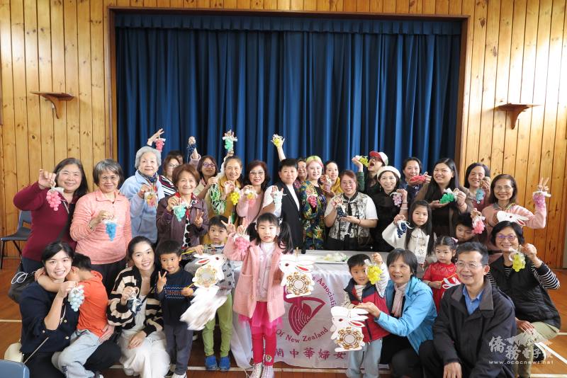 活動尾聲大家開心的與手作成果合影留念