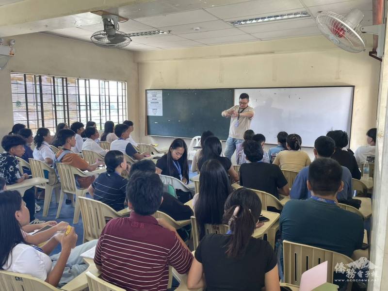 學生們專注學習華語發音與會話，課堂中充滿笑聲與交流，展現學習華語的熱忱與活力。