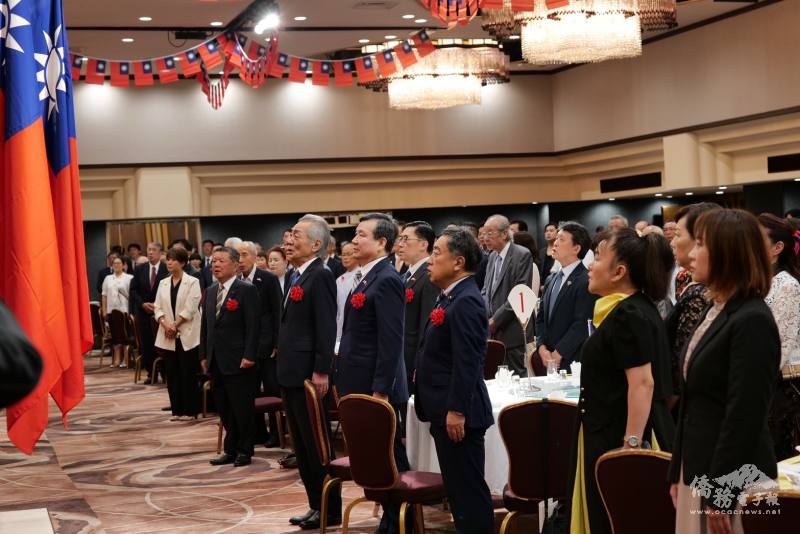 全體高唱臺日兩國國歌